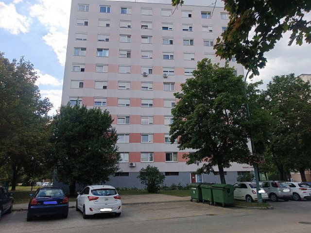 Eladó panellakás, Ajkán 19.5 M Ft, 1+2 szobás
