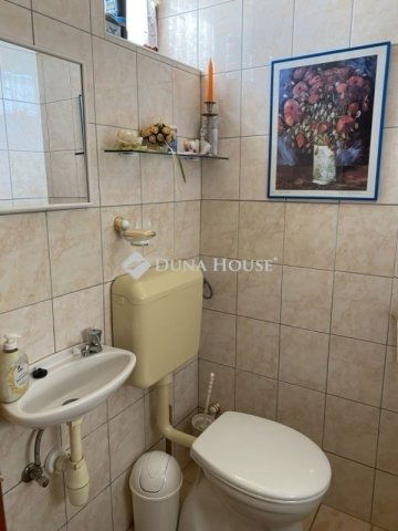 Eladó családi ház, Pécsett 125 M Ft, 5 szobás