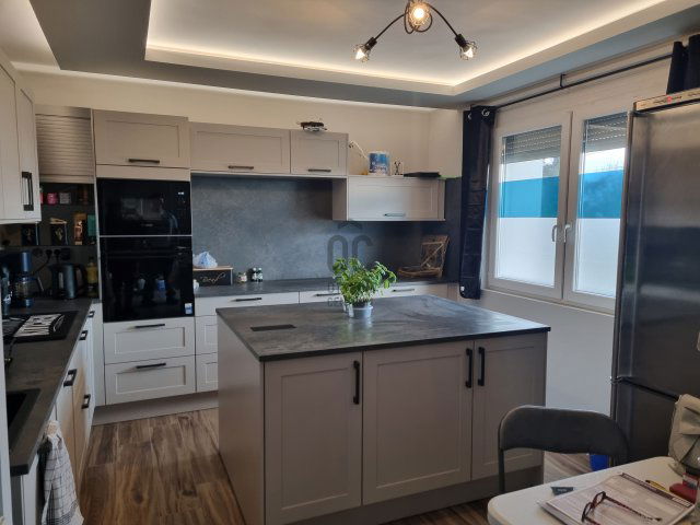 Eladó családi ház, Balatonalmádiban 210 M Ft, 4 szobás