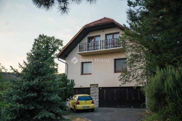 Eladó családi ház, Pécsett 149.5 M Ft, 7 szobás