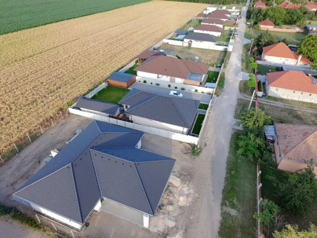 Eladó ikerház, Nyáregyházán 89.9 M Ft, 4 szobás