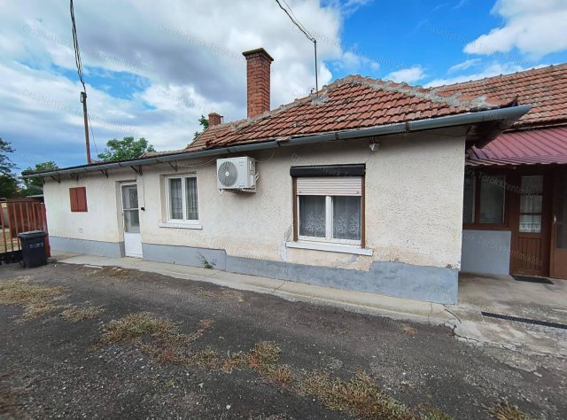 Eladó családi ház, Fegyverneken 13.5 M Ft, 2 szobás