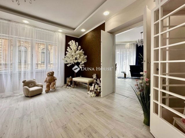 Eladó téglalakás, Pécsett 99.9 M Ft, 4 szobás