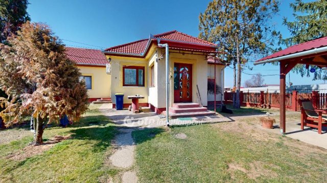 Eladó családi ház, Nyírbátorban 71.5 M Ft, 3 szobás