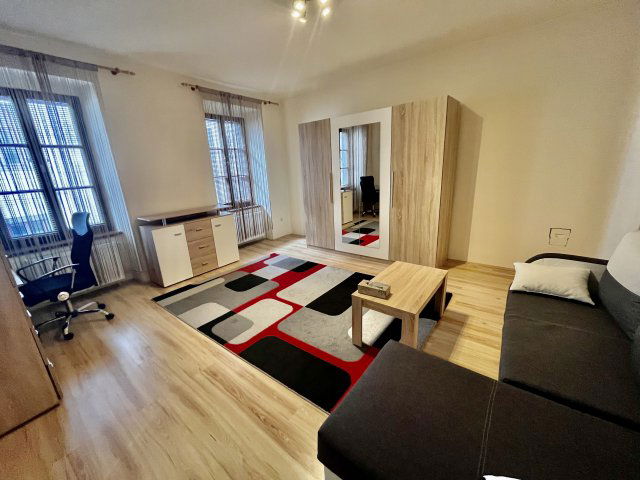 Kiadó téglalakás, albérlet, Pécsett, Király utcában, 1 szobás