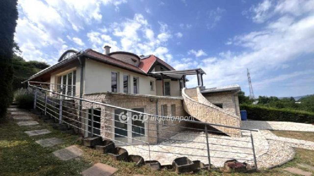 Eladó családi ház, Pécsett 379 M Ft, 5+1 szobás