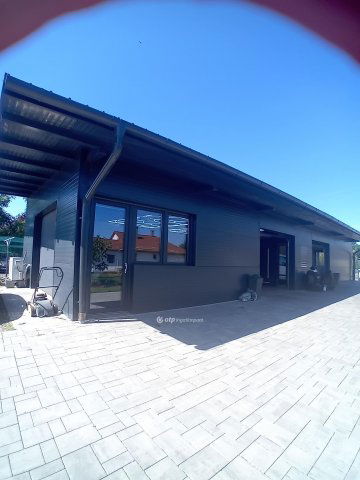 Eladó üzlethelyiség, Hajdúszoboszlón 139.9 M Ft