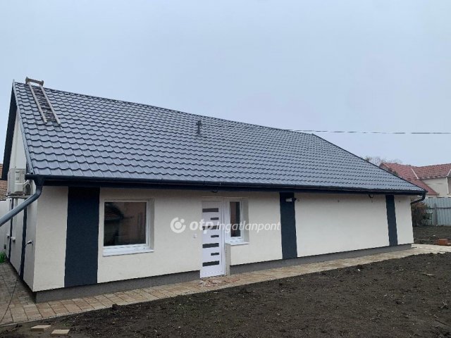 Eladó családi ház, Szolnokon 69 M Ft, 3 szobás