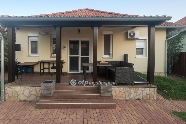 Eladó családi ház, Szigetszentmiklóson 137 M Ft, 3+1 szobás