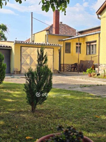 Eladó családi ház, Pápán 52 M Ft, 5+1 szobás