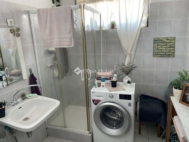 Eladó családi ház, Szegeden 99.5 M Ft, 9 szobás