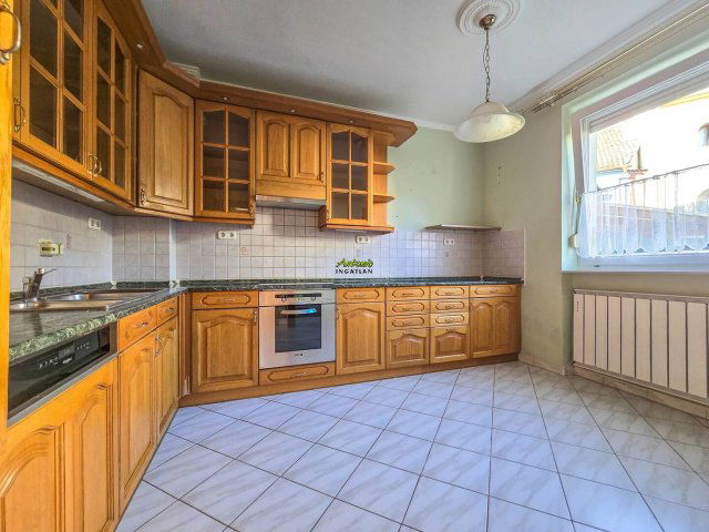 Eladó családi ház, Sopronban 146.9 M Ft, 6+2 szobás