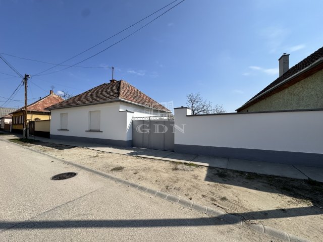 Eladó családi ház, Baján 47 M Ft, 3 szobás