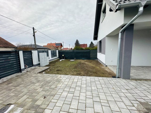 Eladó ikerház, Ráckevén 76 M Ft, 4 szobás