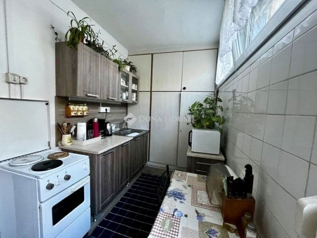 Eladó panellakás, Pécsett 40.49 M Ft, 2 szobás