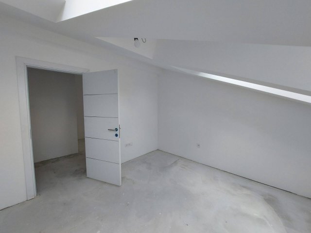 Eladó téglalakás, Esztergomban 0.065 M Ft, 10 szobás