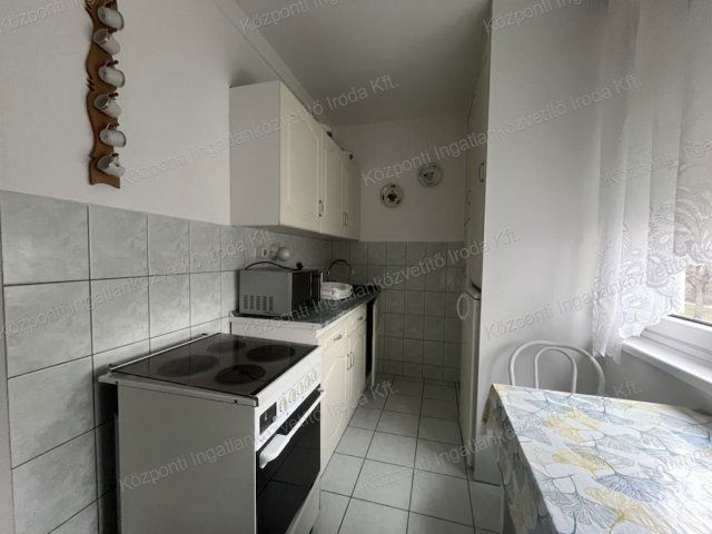 Kiadó panellakás, albérlet, Tatabányán 170 E Ft / hó, 2 szobás
