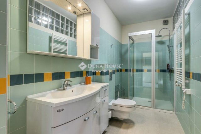 Eladó családi ház, Leányfaluban 315.7 M Ft, 8 szobás