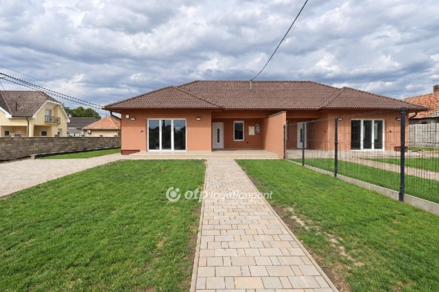Eladó ikerház, Bugyin 125 M Ft, 4 szobás / költözzbe.hu