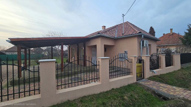 Eladó családi ház, Jászárokszálláson 29.99 M Ft, 2 szobás