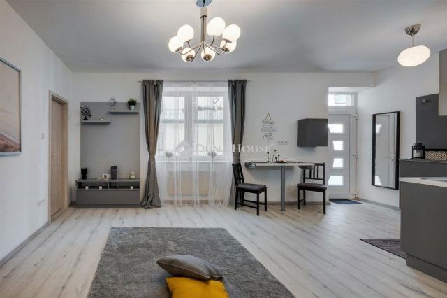 Eladó téglalakás, Budapesten, VI. kerületben 49 M Ft, 1 szobás