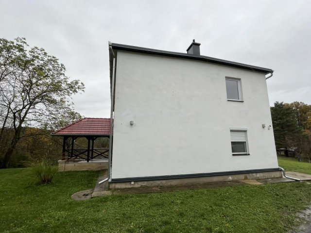 Eladó családi ház, Komlón 109 M Ft, 6 szobás