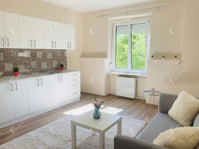 Eladó téglalakás, Tatabányán 0.18 M Ft, 3 szobás