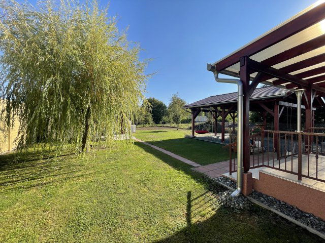 Eladó családi ház, Szombathelyen 134.9 M Ft, 6 szobás