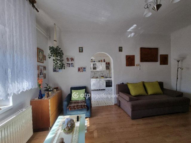 Eladó családi ház, Pápateszéren 43.99 M Ft, 2 szobás