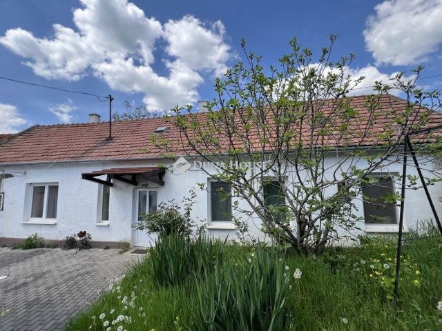 Eladó családi ház, Veszprémben 36.9 M Ft, 2 szobás