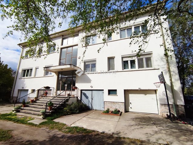 Eladó téglalakás, Pannonhalmán 68 M Ft, 4 szobás