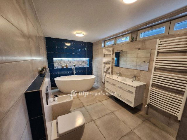 Eladó családi ház, Velencén 215 M Ft, 4+1 szobás