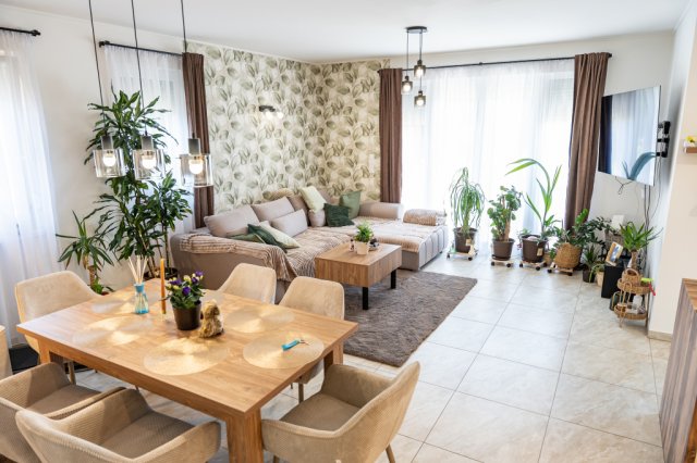 Eladó családi ház, Ajkán 72 M Ft, 5 szobás