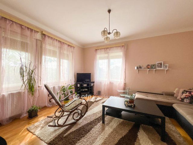 Eladó családi ház, Vecsésen 74.9 M Ft, 8 szobás