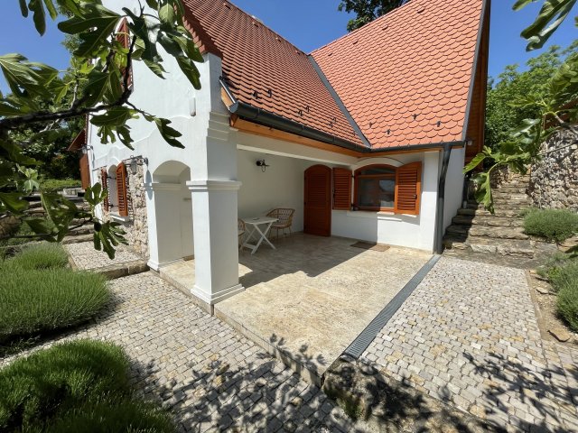 Kiadó családi ház, albérlet, Balatonfüreden 850 E Ft / hó