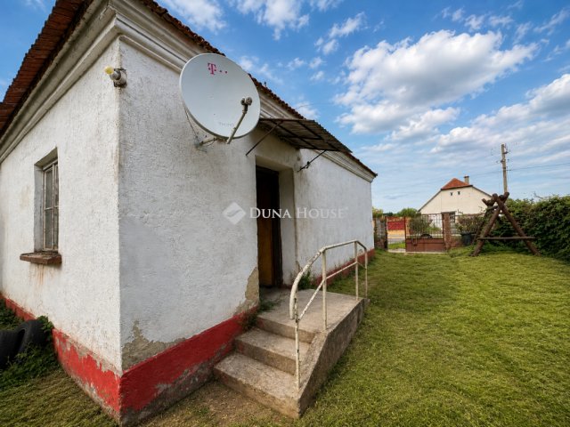 Eladó családi ház, Gönyűn 29.9 M Ft, 3 szobás