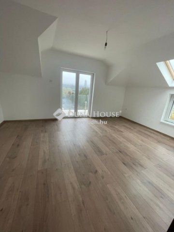 Eladó ikerház, Budapesten, XVI. kerületben 179.9 M Ft, 5 szobás