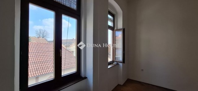 Eladó téglalakás, Pécsett 62.99 M Ft, 3 szobás