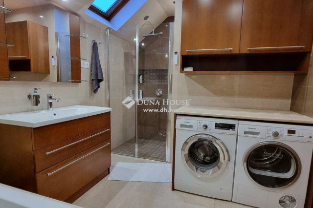 Eladó nyaraló, Komlón 158 M Ft, 9 szobás / költözzbe.hu