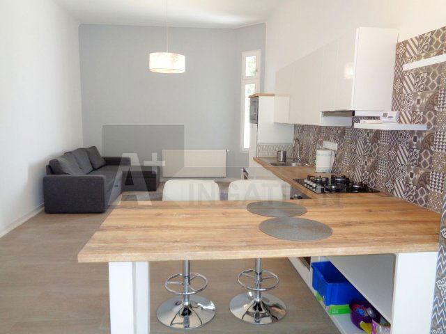 Kiadó téglalakás, albérlet, Szegeden 300 E Ft / hó, 3 szobás