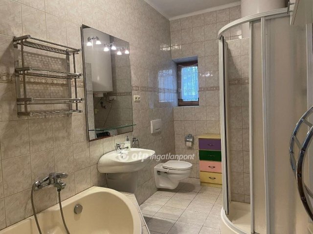 Eladó családi ház, Pécsett 152 M Ft, 4 szobás