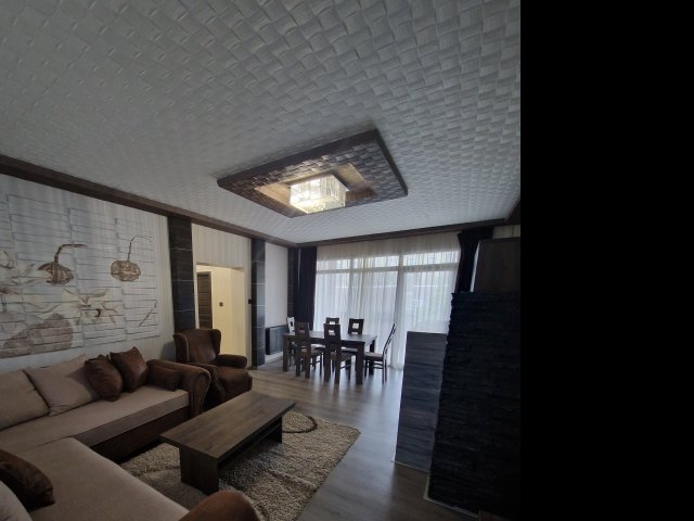 Eladó családi ház, Szegeden 0.8 M Ft, 17 szobás