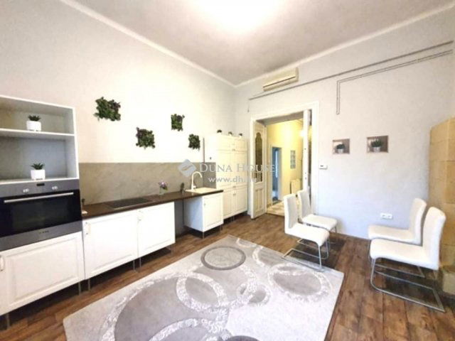 Eladó téglalakás, Pécsett 52.5 M Ft, 2 szobás