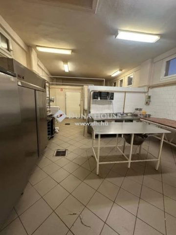 Eladó családi ház, Pécsett 250 M Ft, 4 szobás