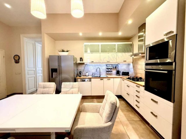 Eladó téglalakás, VI. kerületben, Vörösmarty utcában