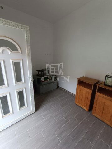 Eladó családi ház, Göllén 9.99 M Ft, 2 szobás