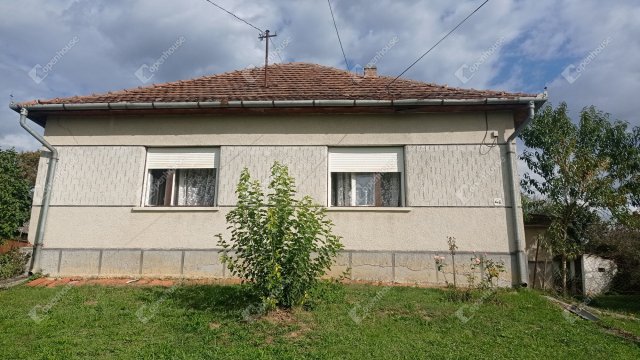 Eladó családi ház, Nován 13.5 M Ft, 3 szobás