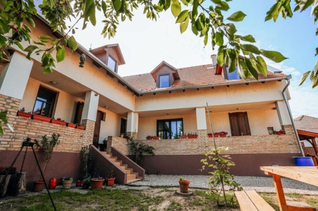 Eladó családi ház, Alsónyéken 149.9 M Ft, 9 szobás