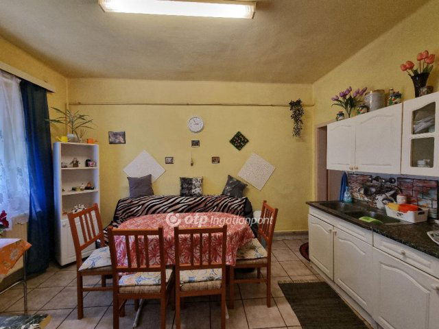 Eladó családi ház, Pápán 22.4 M Ft, 1+1 szobás