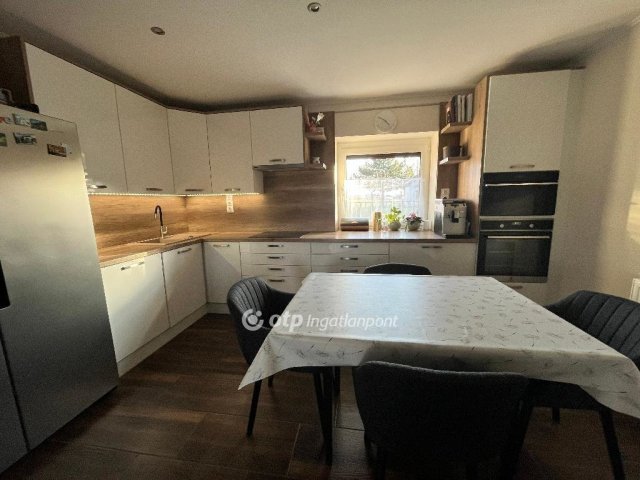 Eladó családi ház, Péren 99.9 M Ft, 4 szobás